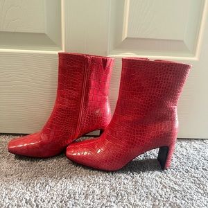 New Seven Dials Red Alligator Faux Leather Booties, sz 6